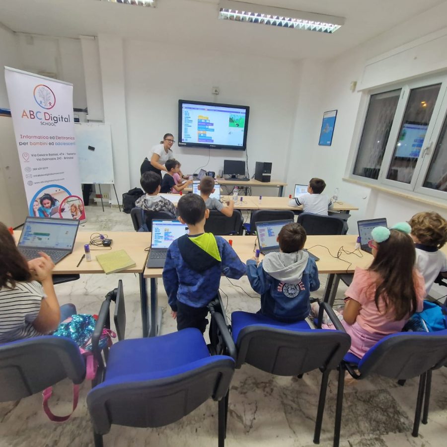 Dallo schermo passivo alla creazione attiva: inventare videogiochi con Scratch