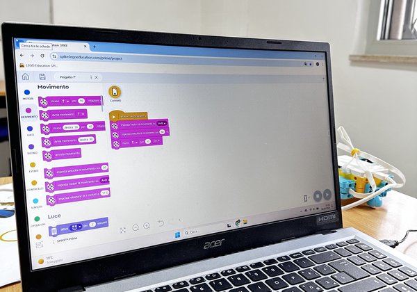 Team di piccoli ingegneri alle prese con il cablaggio