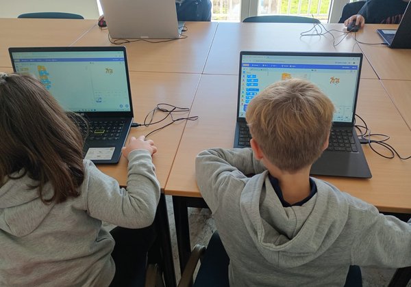 Concentrazione e creatività durante la sessione di coding pomeridiana
