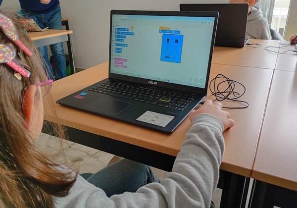 Lavoro individuale con laptop e kit robotico dedicato